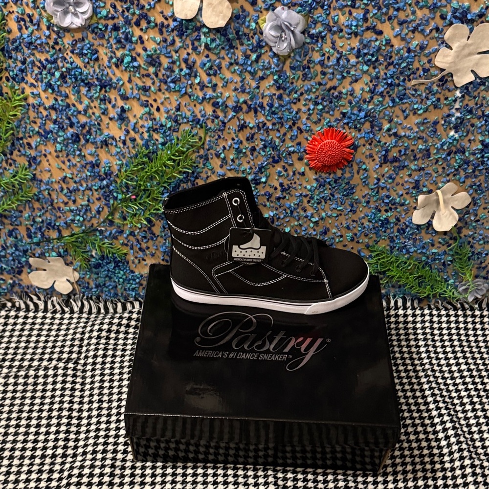 Stylish Black High-Top Women's Sneakers - Picture 2 of 3